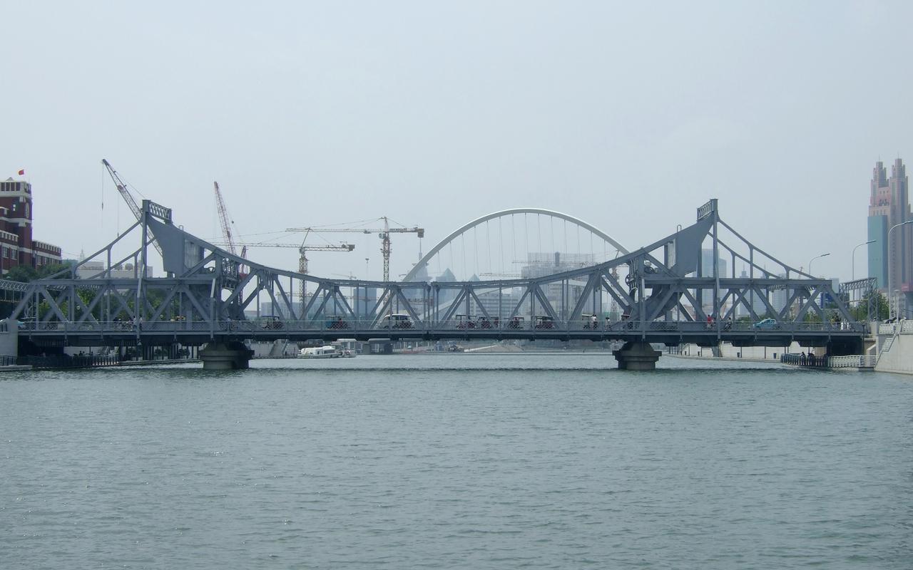 解放桥全貌，从海河东岸向北拍摄