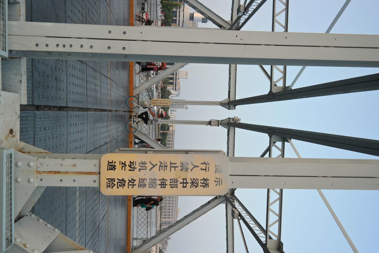 解放桥桥面上的铆接钢结构和开启轨道