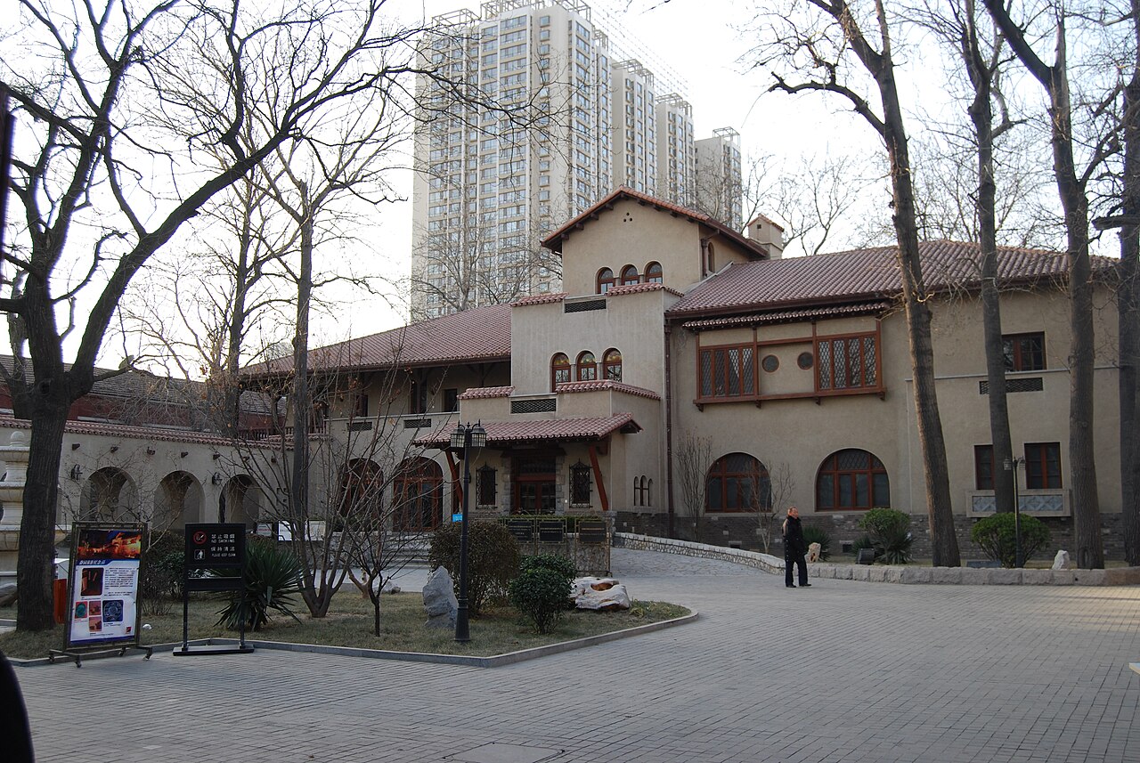 静园庭院中的龙形喷泉和园中小径