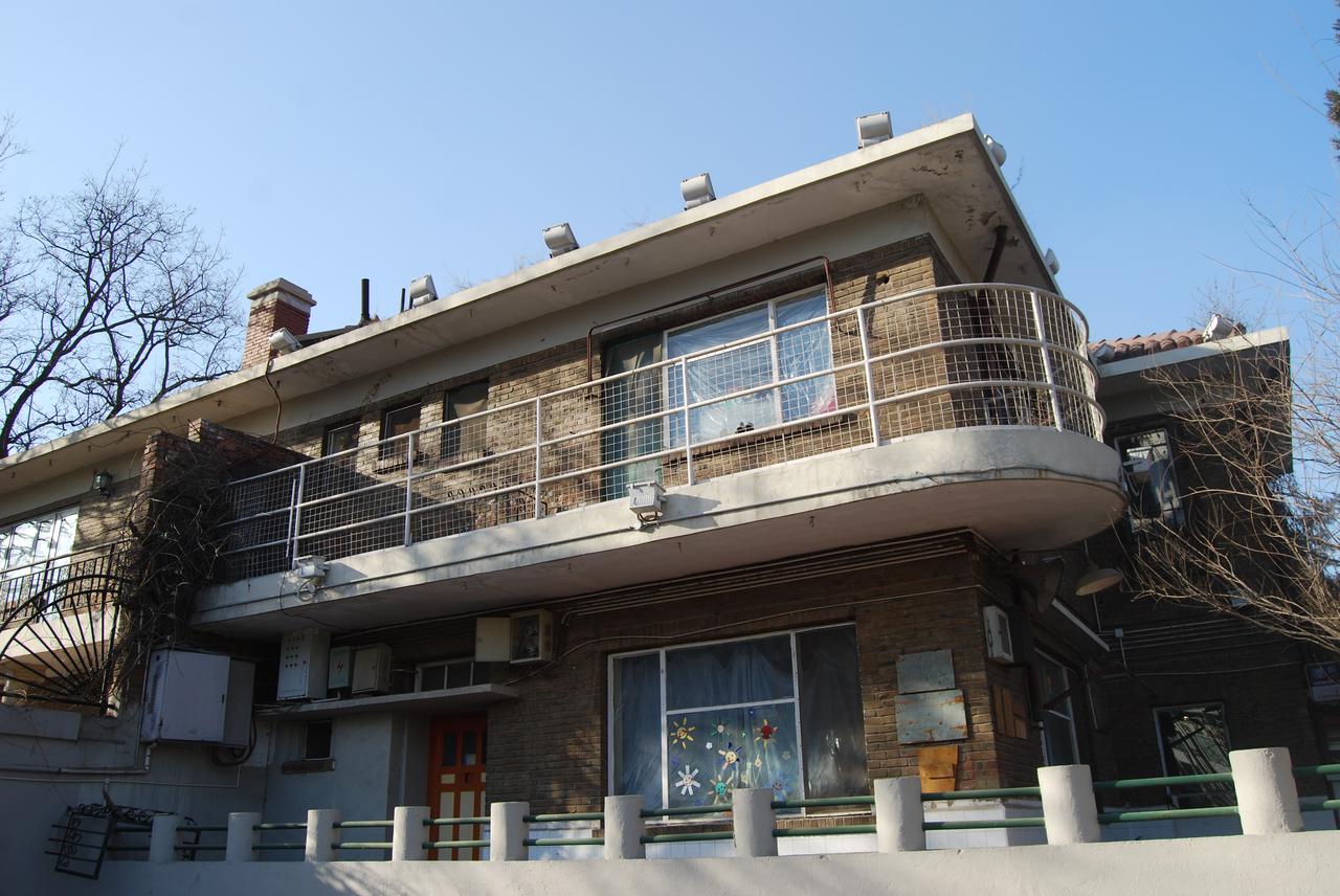 宋棐卿马场道旧居侧面,展示弧形阳台和建筑体量