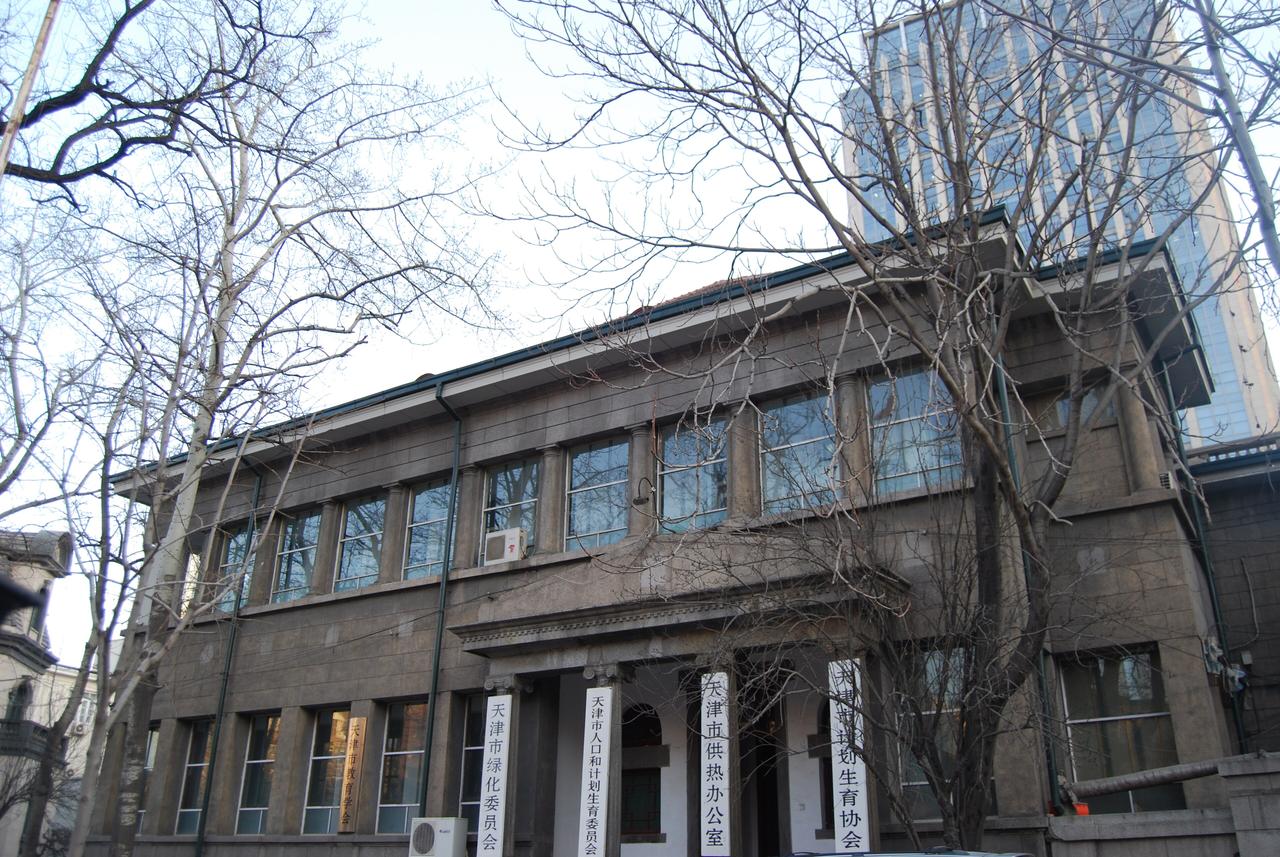 孙传芳旧居主楼外立面，四根爱奥尼克柱撑起门廊