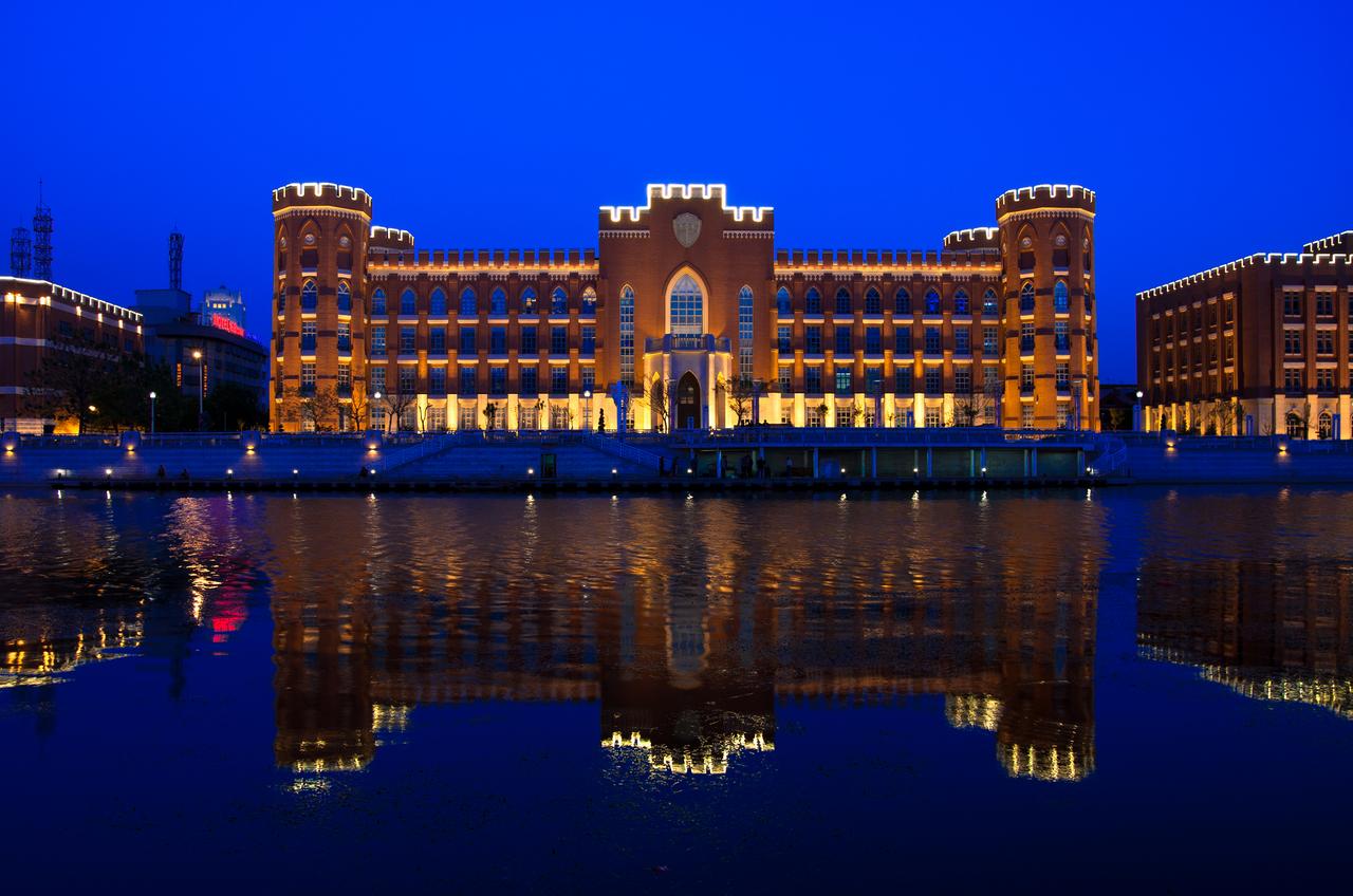 海河南岸的重建戈登堂夜景