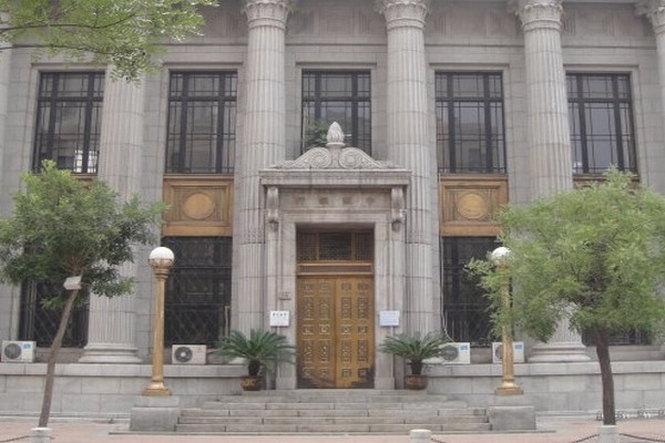 原横滨正金银行大楼外立面，八根科林斯巨柱形成柱廊