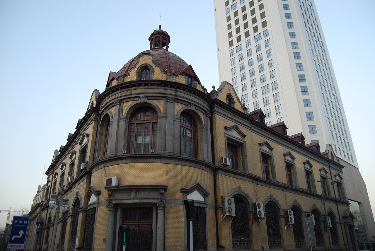 原华俄道胜银行大楼外立面，可见红色穹顶与黄色面砖