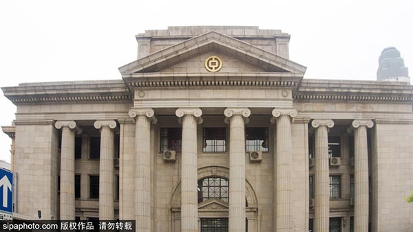 汇丰银行大楼南立面，八根爱奥尼克廊柱沿大同道排列