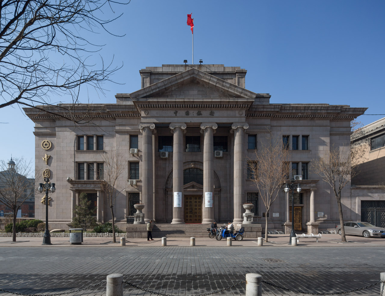 原汇丰银行大楼东立面，四根爱奥尼克柱对称排列