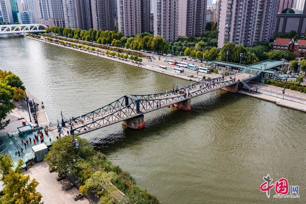 金汤桥平转开启瞬间，桥体逆时针旋转90度