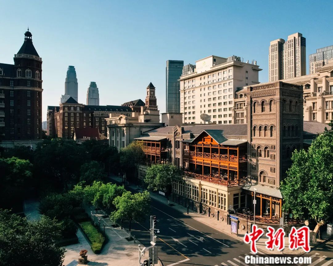 利顺德大饭店老楼外观，维多利亚式三层楼宇带五层转角塔楼