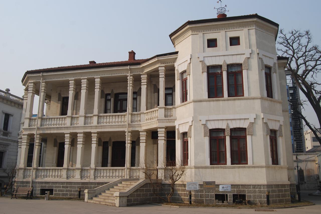 故居楼外立面，白色外墙红色瓦顶
