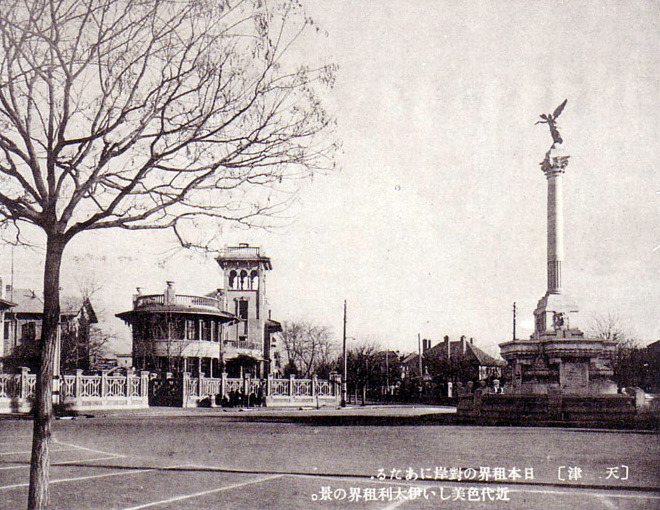 1940年代马可波罗广场历史照片，可见原始雕像和周围建筑