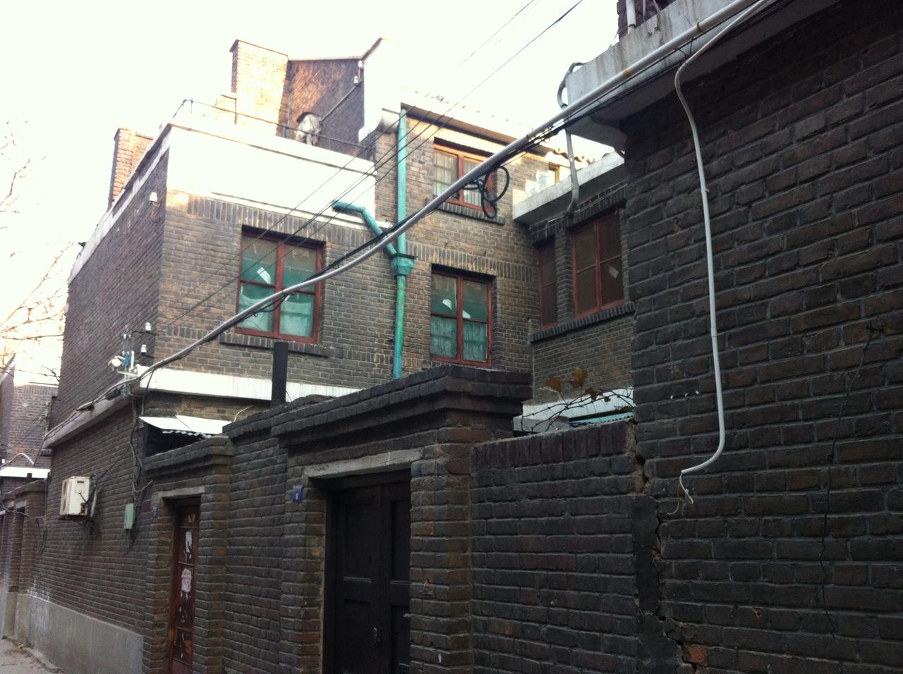 民园西里巷内，两侧联排住宅夹出窄巷