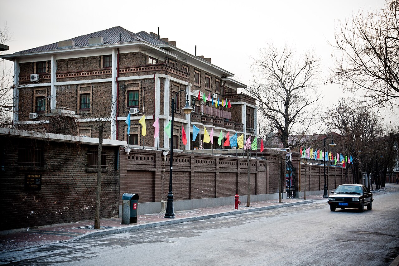 五大道街景，红砖建筑与绿树成荫的街道