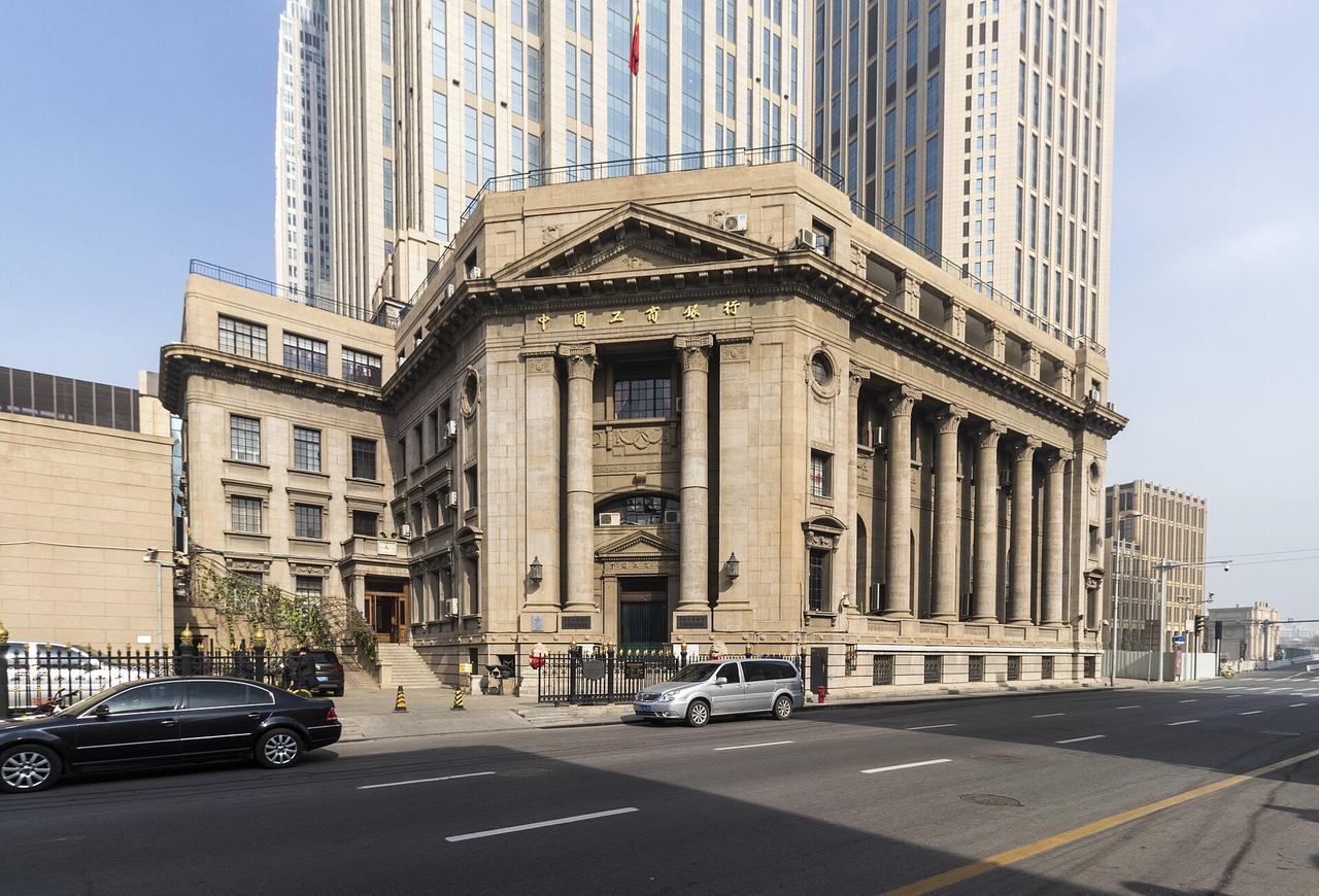 建筑外立面的爱奥尼巨柱和红砖墙面局部