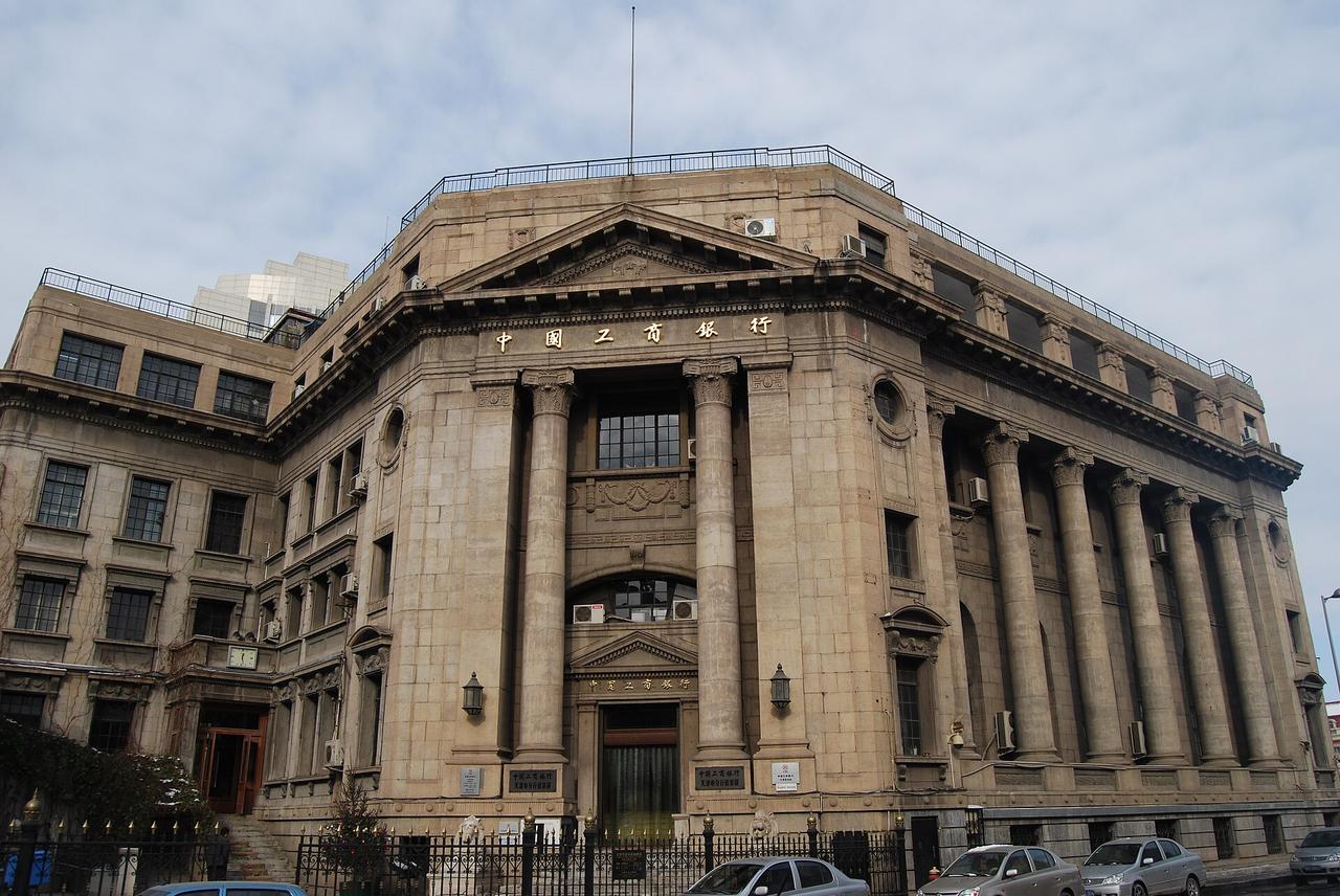 盐业银行大楼外立面，古典复兴风格的红砖建筑，入口两根罗马混合式巨柱
