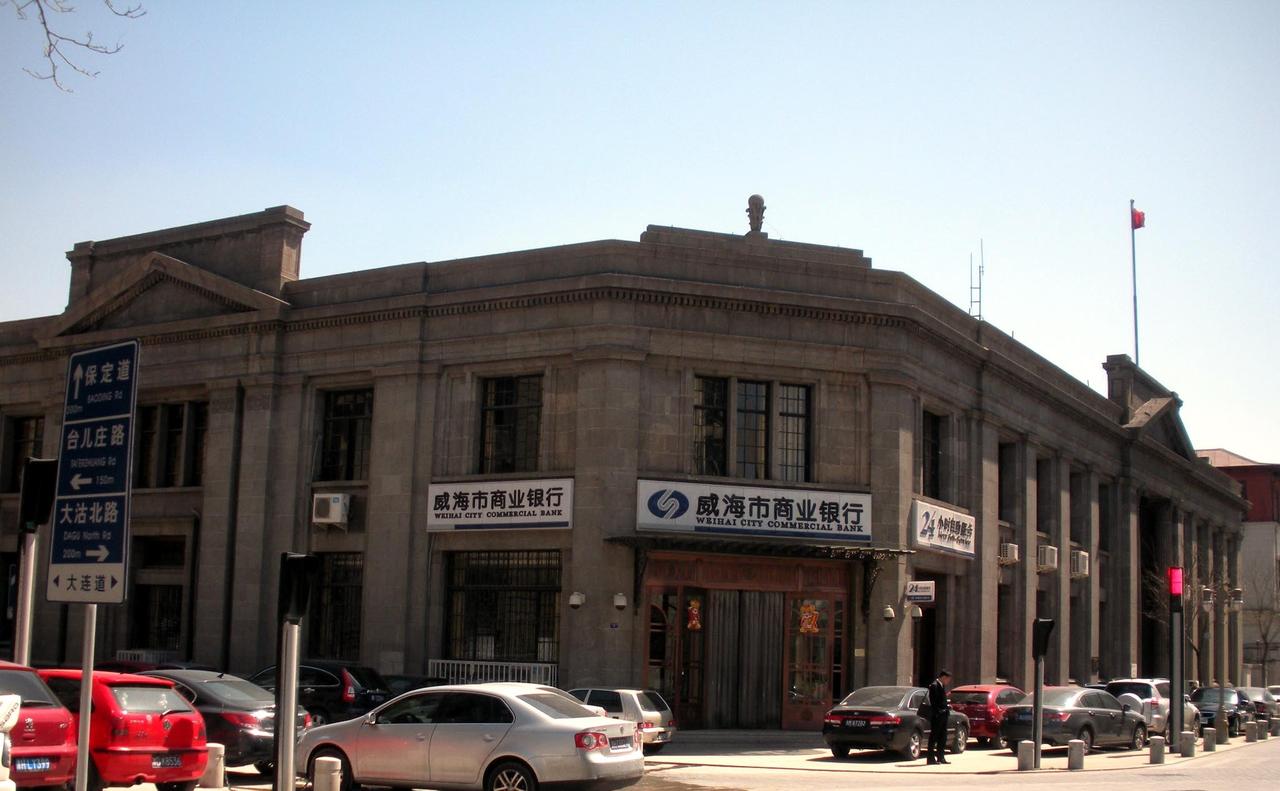 解放北路街景，古典建筑与现代交通并置