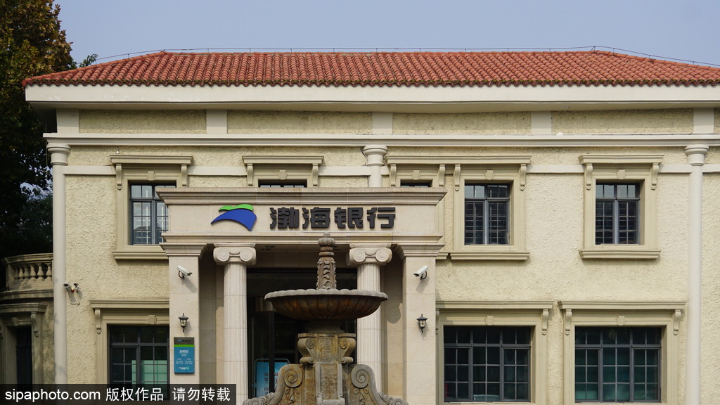 张绍曾旧居外立面，巴洛克风格二层小楼，红瓦坡顶