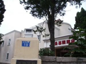 徐世昌旧居大门和院墙,大门紧闭