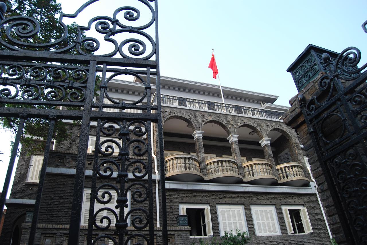 颜惠庆旧居正面外观,硫缸砖墙体与铸铁大门