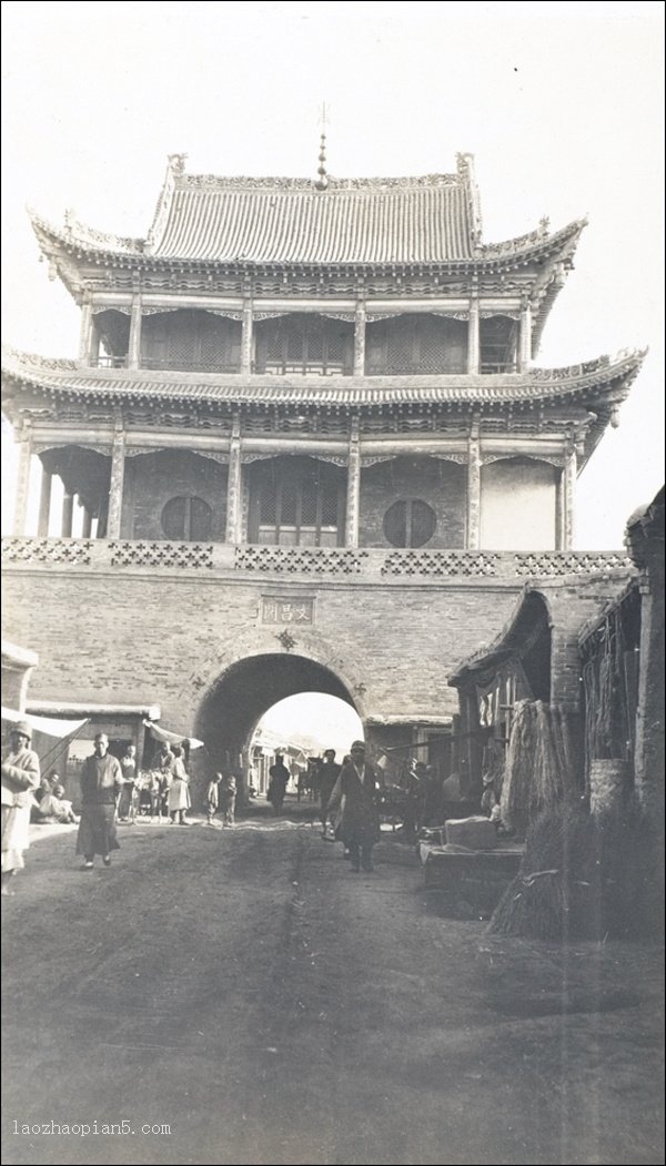 清末迪化城东门城楼老照片,可见两层城楼和沿街集市