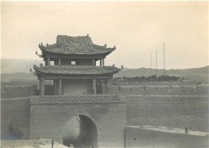 1928年迪化城东门城楼（袁复礼摄）