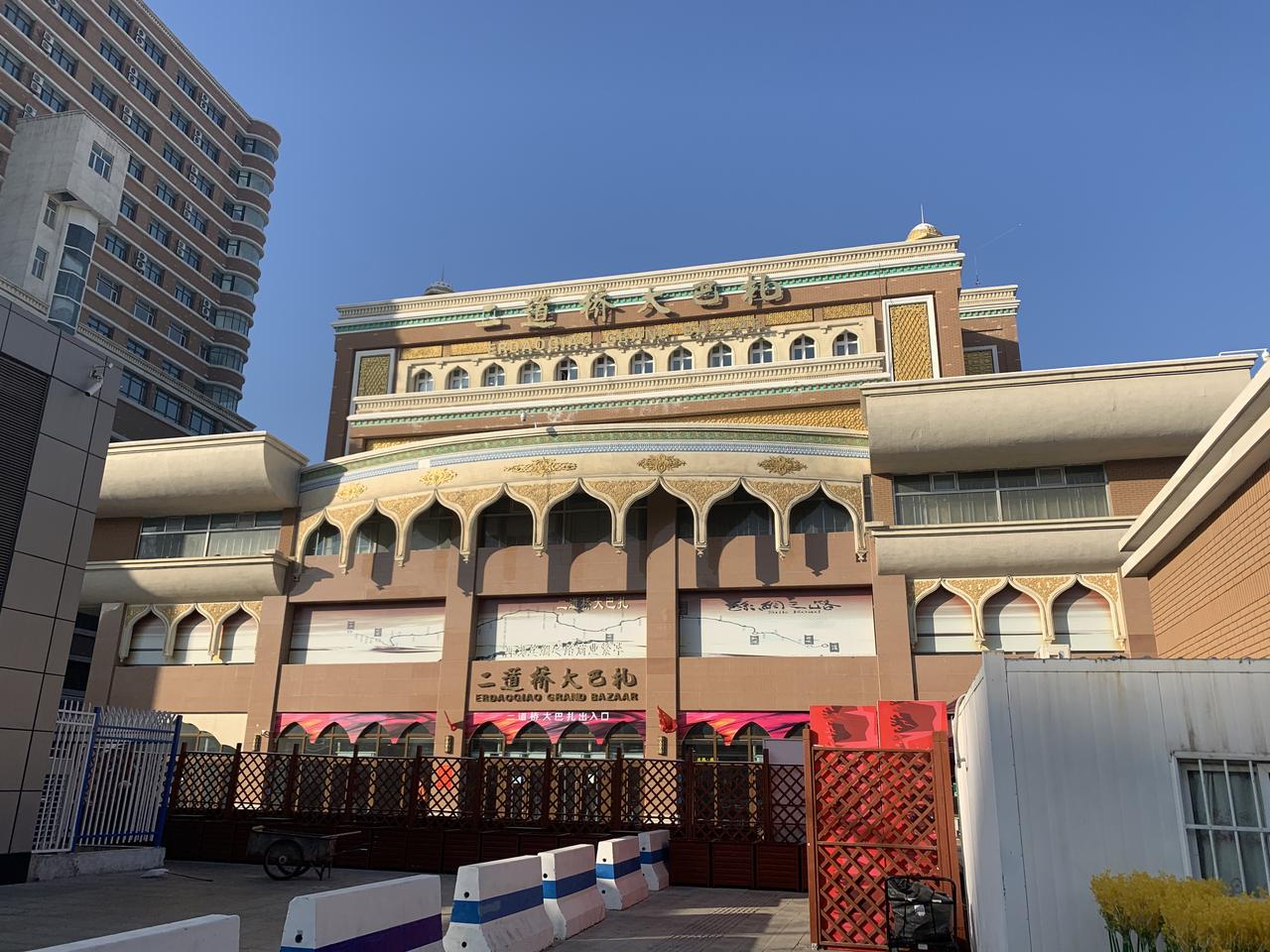 乌鲁木齐二道桥大巴扎建筑外观,蓝色圆顶与街边商铺一同构成了城市地标