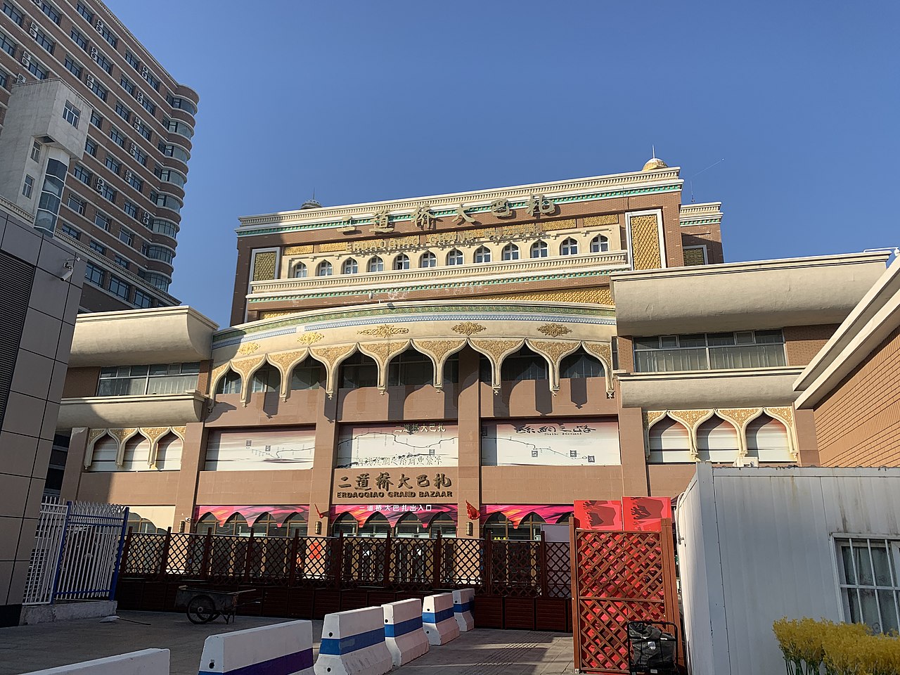二道桥大巴扎建筑外观，蓝色圆顶和临街商铺构成了路口的视觉焦点