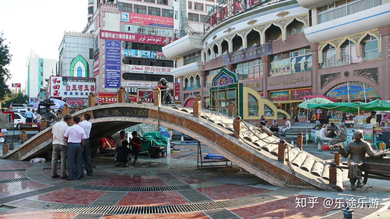 二道桥大巴扎路口街景,远处可见装饰性天桥和逛街的市民