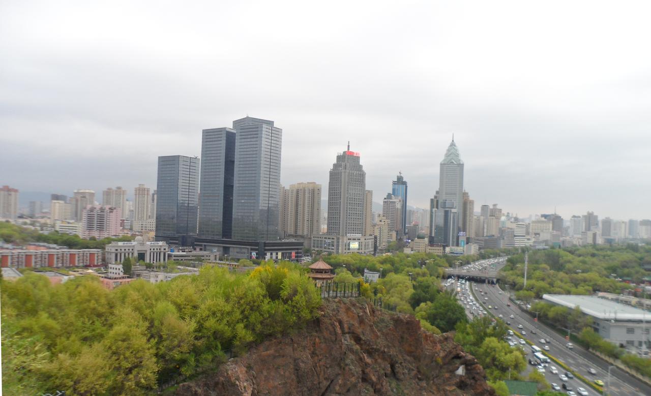 从红山顶远眺乌鲁木齐全景，河滩快速路贯穿东西城区