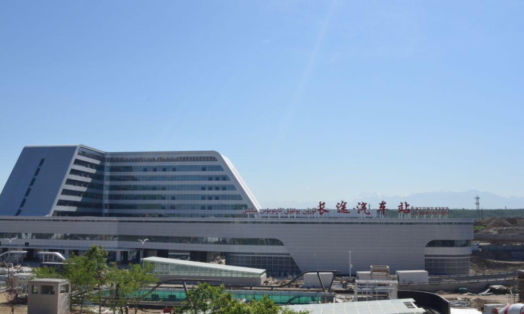 碾子沟长途客运站新站外观,建筑采用弧面玻璃幕墙和现代化设计