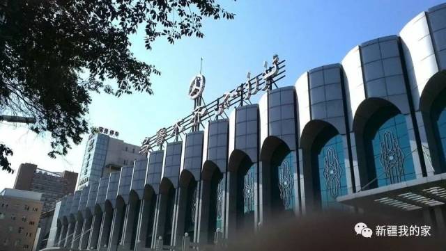 碾子沟旧站外景,入口上方"碾子沟客运站"招牌依然醒目