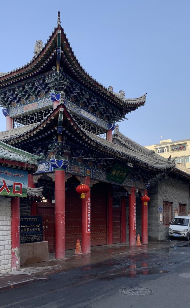 陕西大寺大门，中式门楼和绿色琉璃瓦屋顶在民居院落中格外醒目