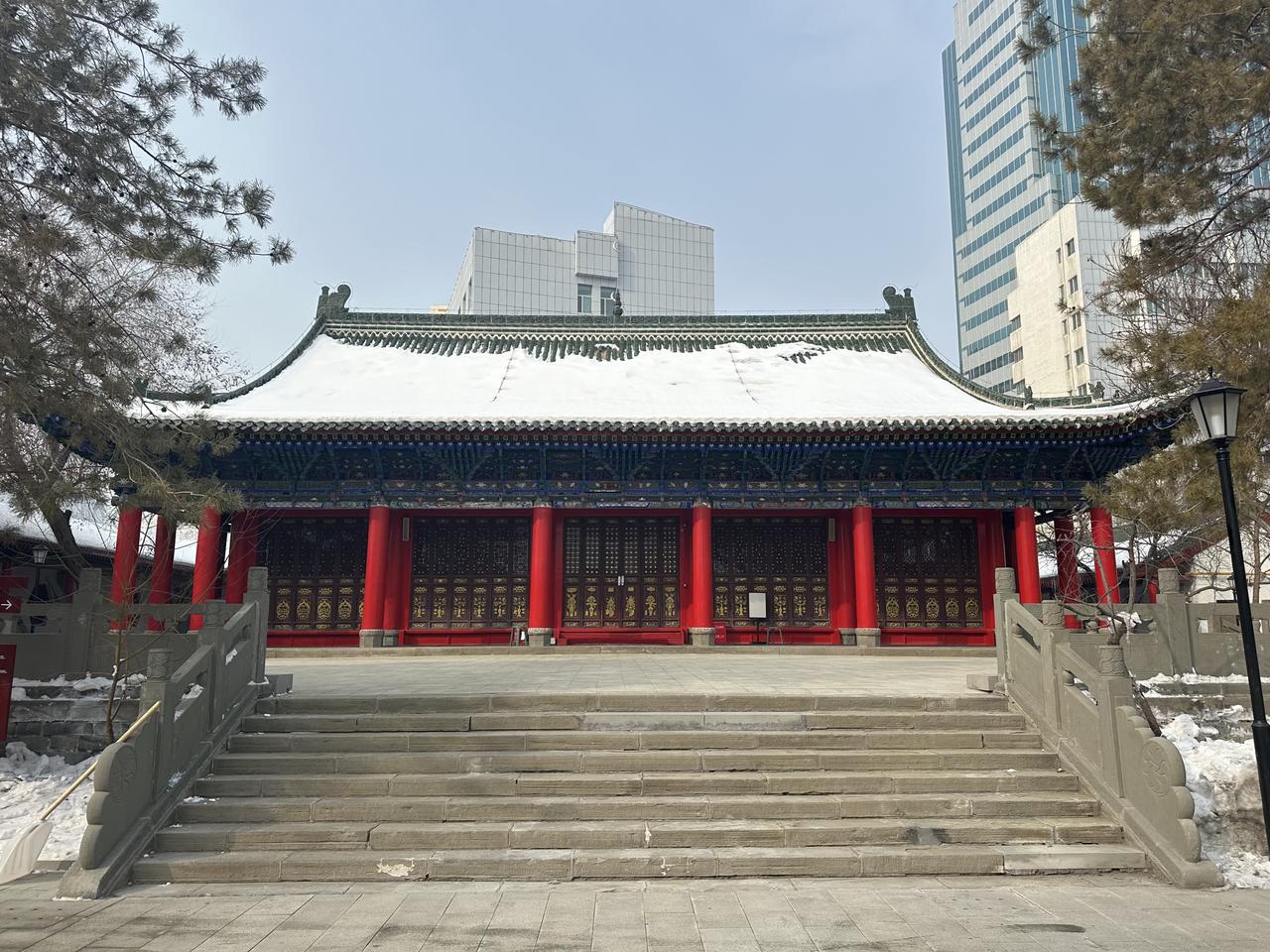 陕西大寺大殿正面，绿色琉璃瓦歇山顶