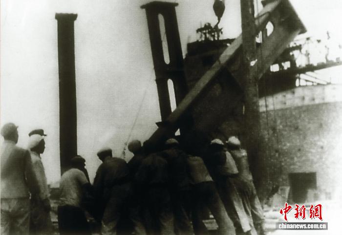 八钢铁厂正门远景，门上的"八一钢铁"字样清晰可见