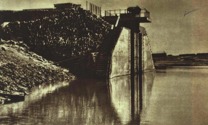 1952年红雁池水库建设中的场景，此时水库尚未完工