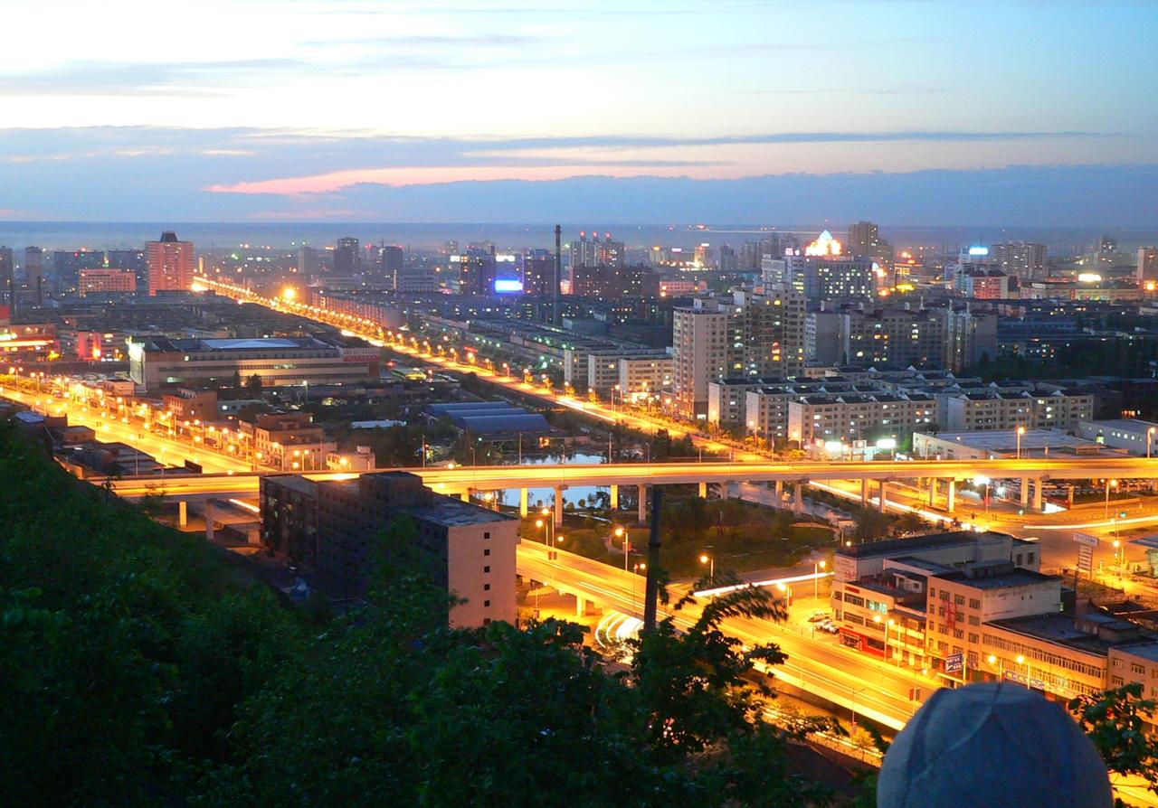 乌鲁木齐外环路的宽幅道路和城市天际线