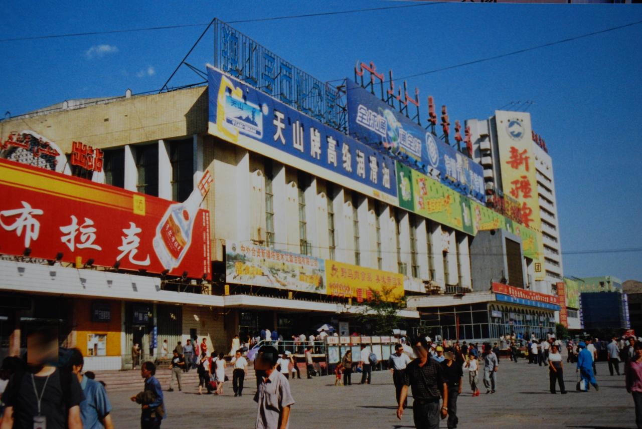 乌鲁木齐南站站房,兰新铁路1962年通车时的终点站,铁路穿城段从该站以西延伸