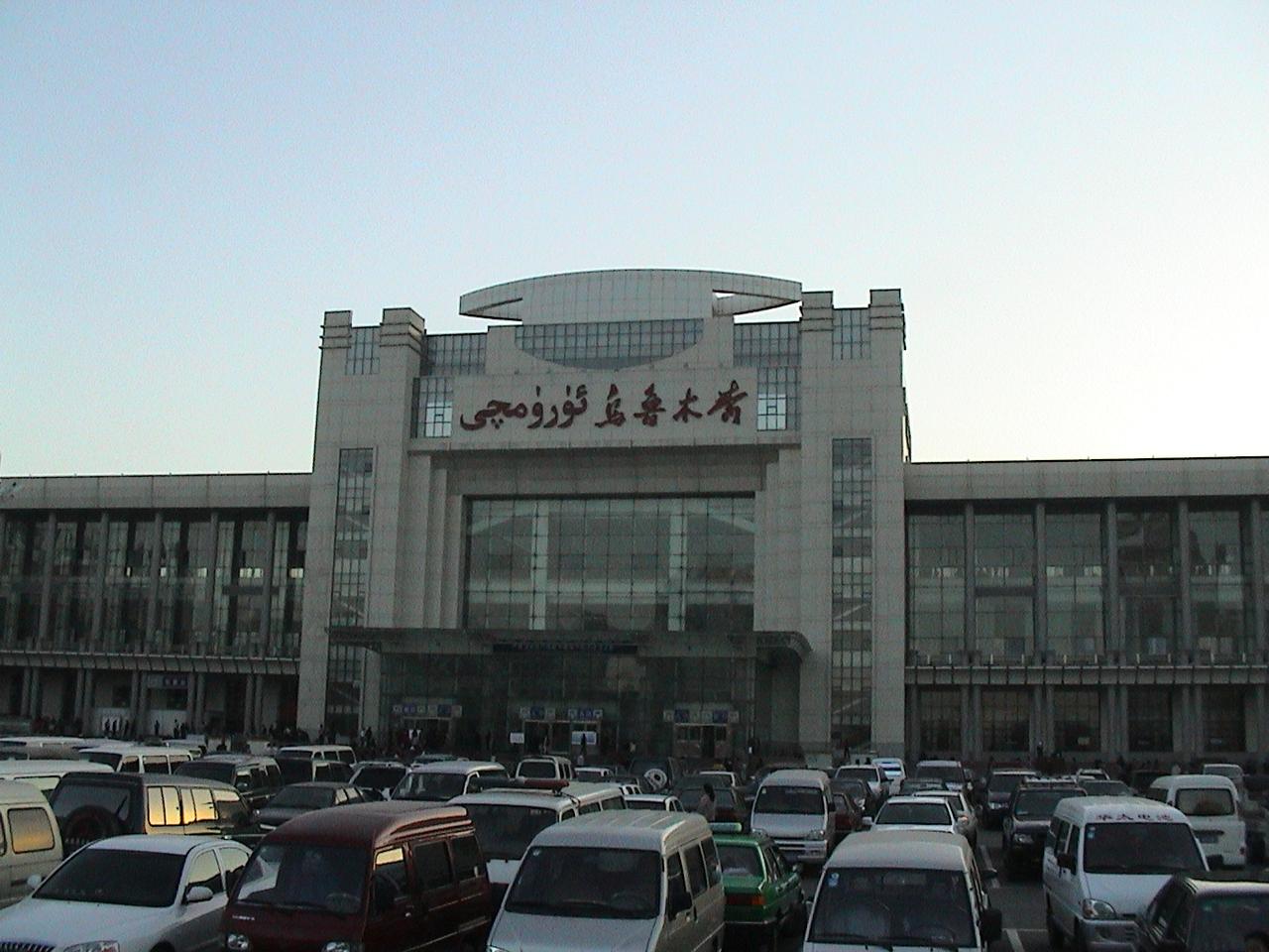 乌鲁木齐南站2006年的站前广场和站房