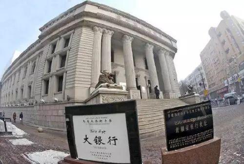 原苏联驻迪化总领事馆办公楼历史照片，六根爱奥尼柱形成正立面柱廊