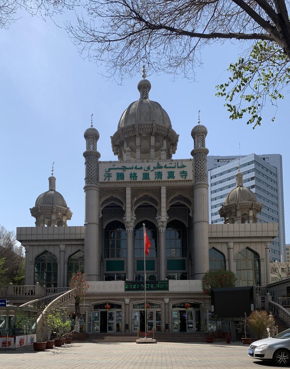 汗腾格里清真寺位于南门十字路口西南角，绿色穹顶是周边街区的视觉坐标