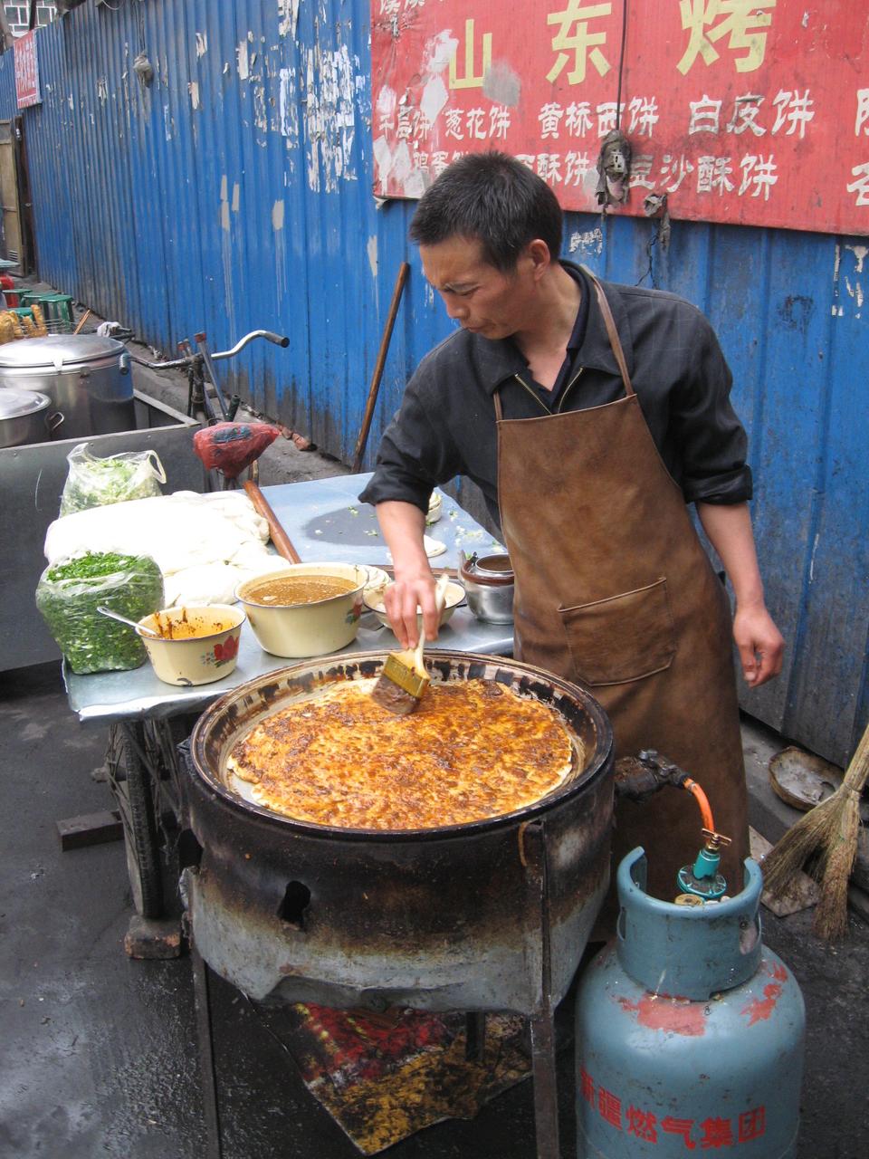 和田街夜市和餐饮摊位，烤肉、馕和干果摊沿街排列