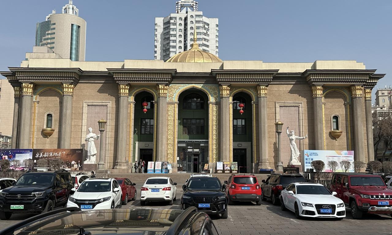 新疆人民剧场正面,苏式古典建筑风格,位于南门广场东侧