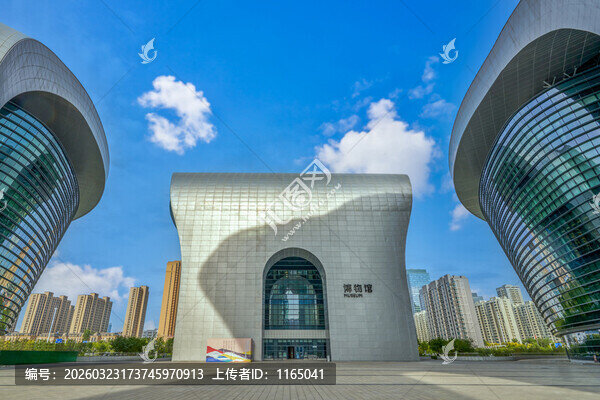 新疆博物馆建筑外景,现代风格的弧形立面和玻璃幕墙