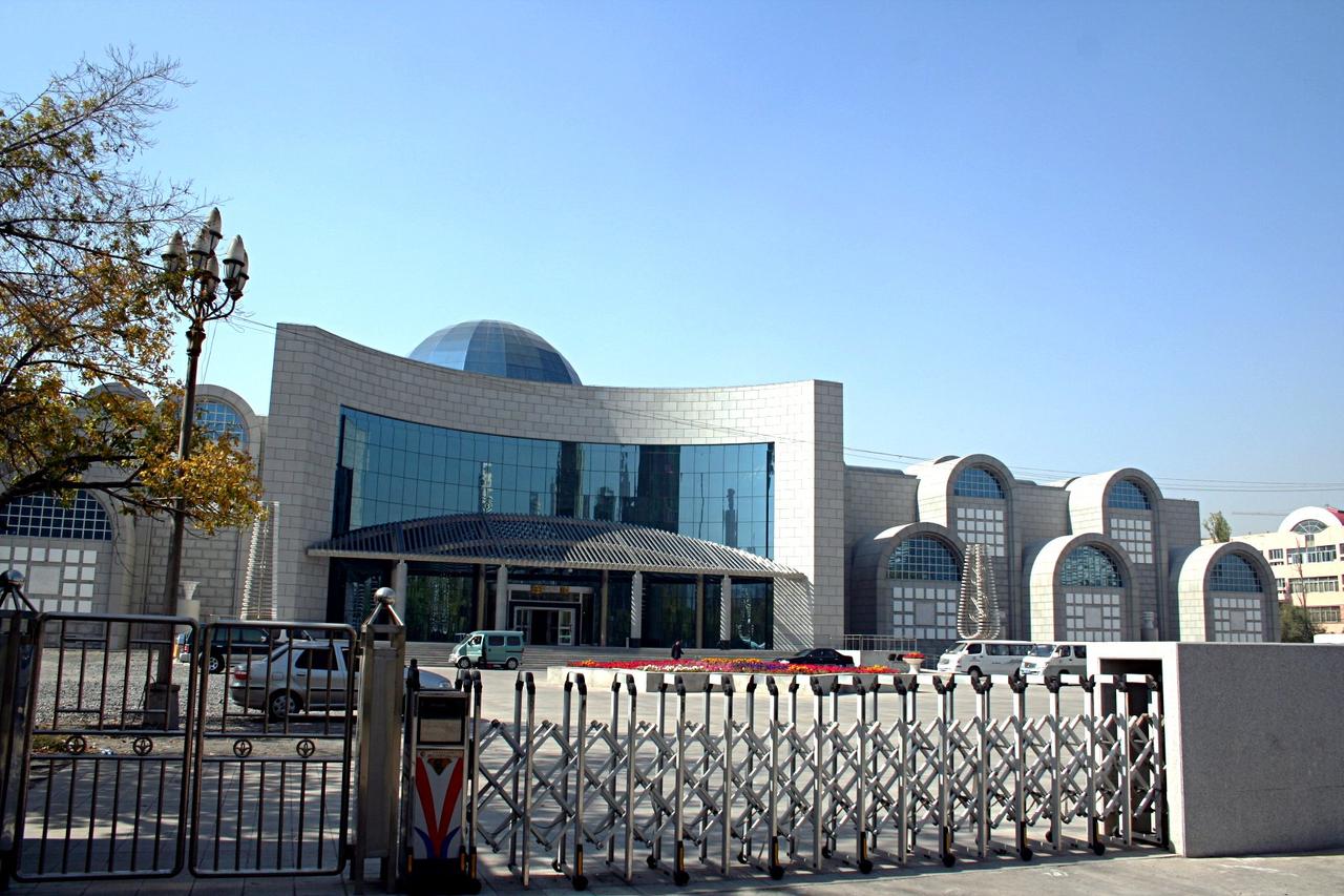 新疆博物馆主楼外立面，现代风格建筑