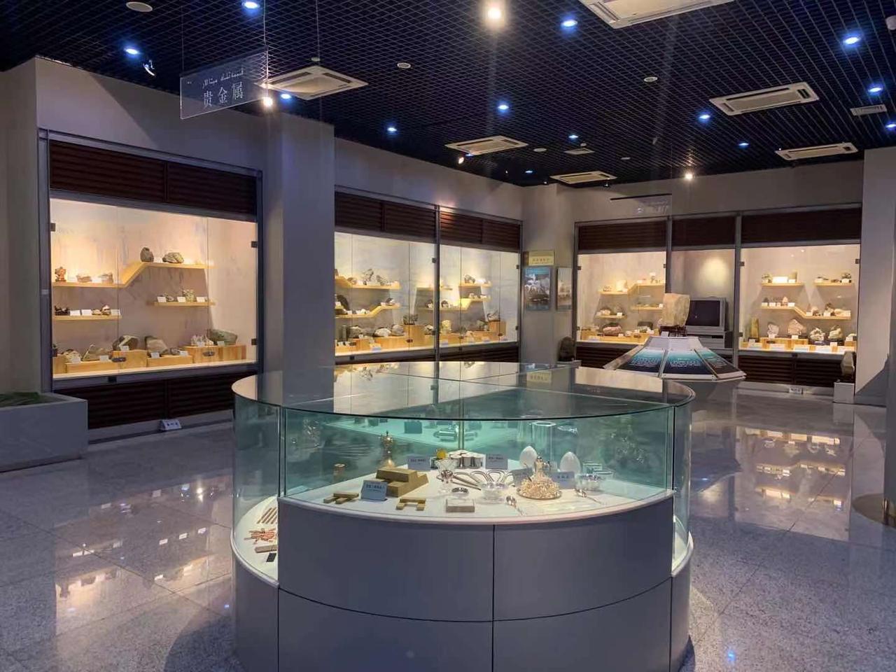 馆藏金属矿产展柜,展示金、银、铜、铅、锌等矿石标本