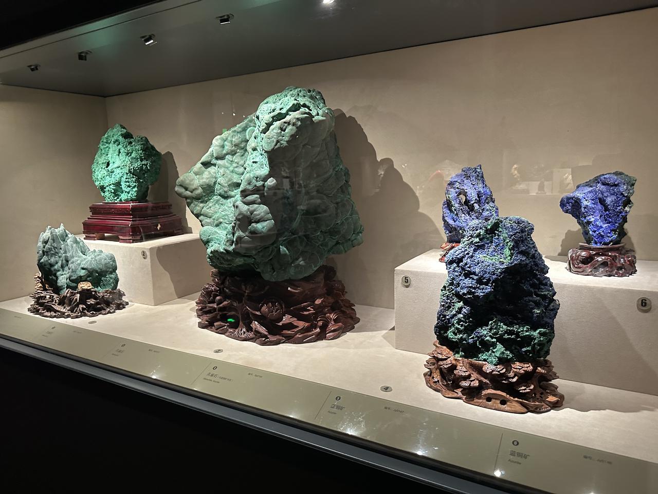 馆藏的孔雀石与蓝铜矿标本,展示了新疆丰富的非金属矿产资源