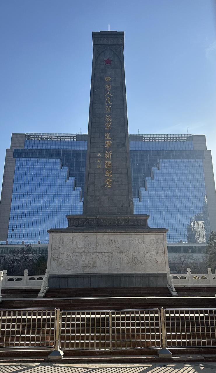 中国人民解放军进军新疆纪念碑北面全景，碑身矗立在广场中轴线上
