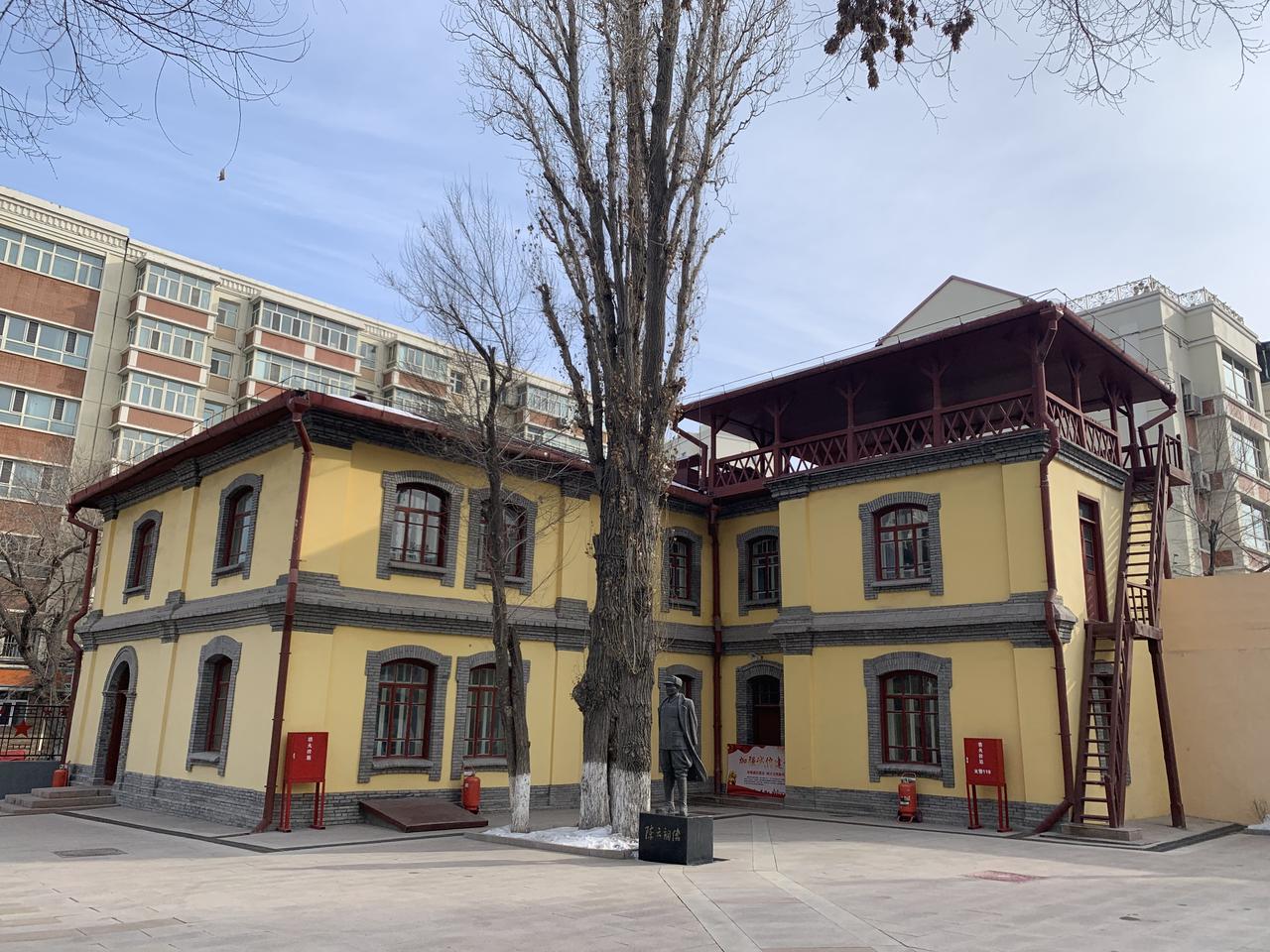 八路军驻新疆办事处旧址，一幢青砖压檐、中俄合璧的二层楼房，黄墙红窗是典型的俄式建筑语汇