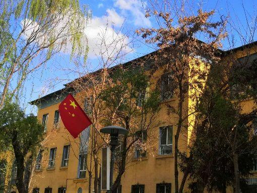 明园石油局住宅楼外景，黄色苏式建筑群
