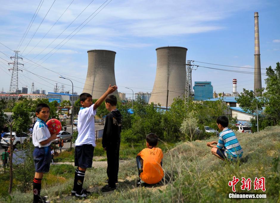 苇湖梁电厂烟囱和冷却塔爆破瞬间，2016年5月31日