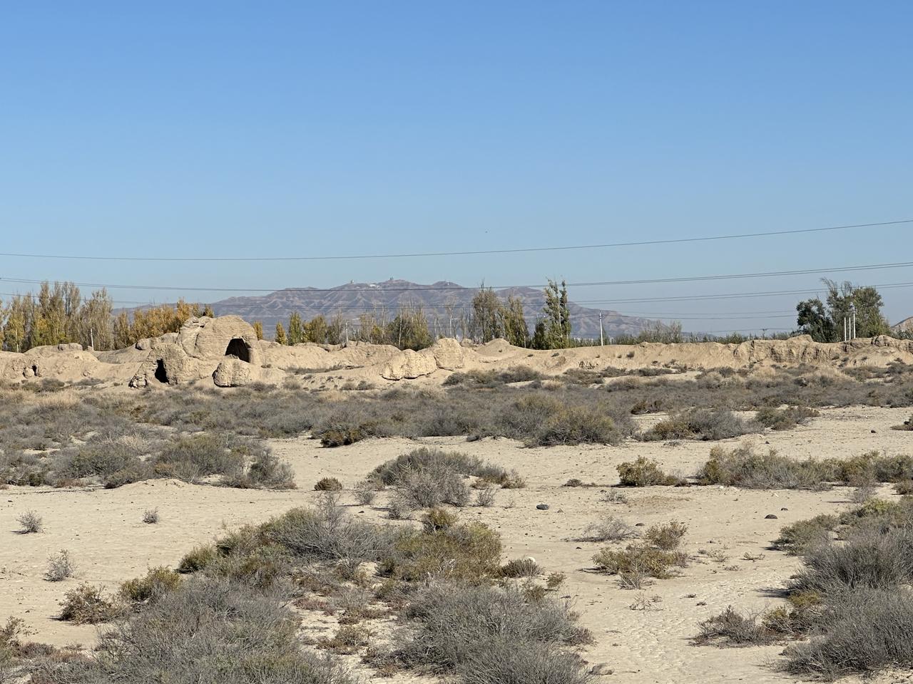 乌拉泊古城子城遗迹，可见石砌基础和夯土墙遗址
